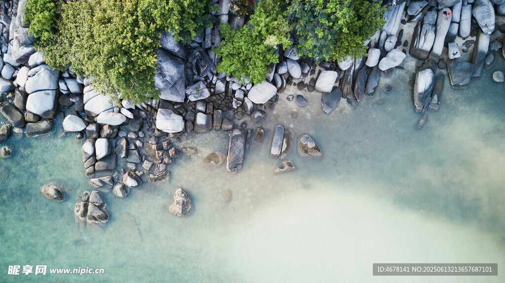 海邊人群嬉戲于清澈水域