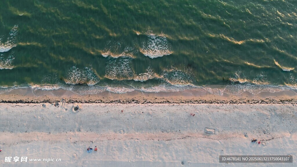 俯瞰海岸邊的海浪與沙灘