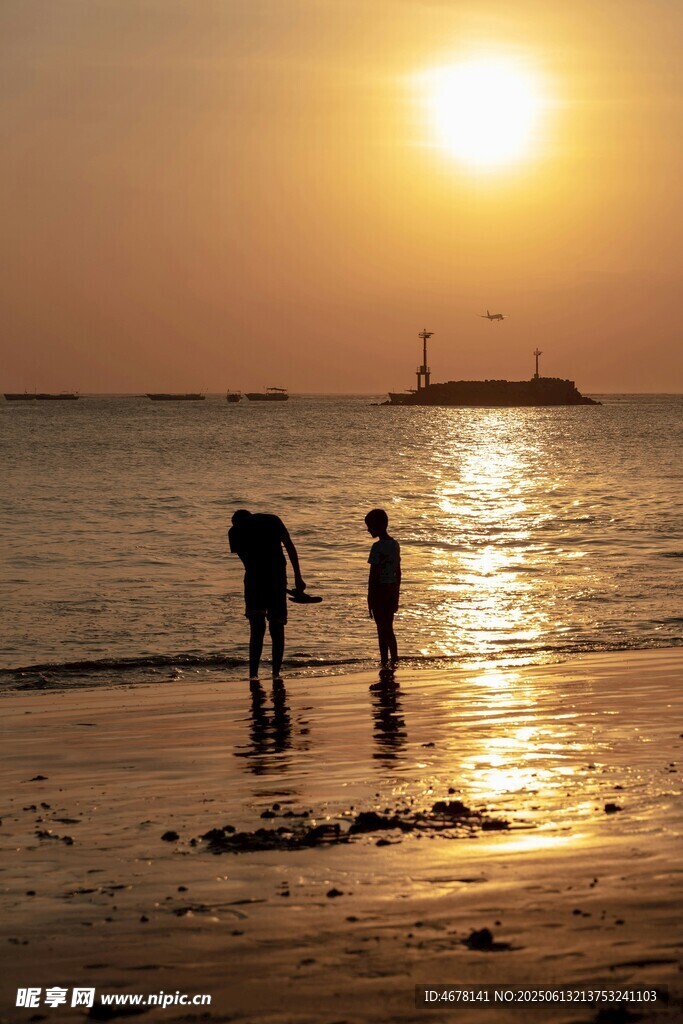 夕陽下海邊的親子時(shí)光