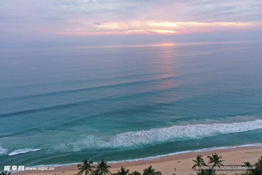 海邊日落美景 海浪沙灘椰樹