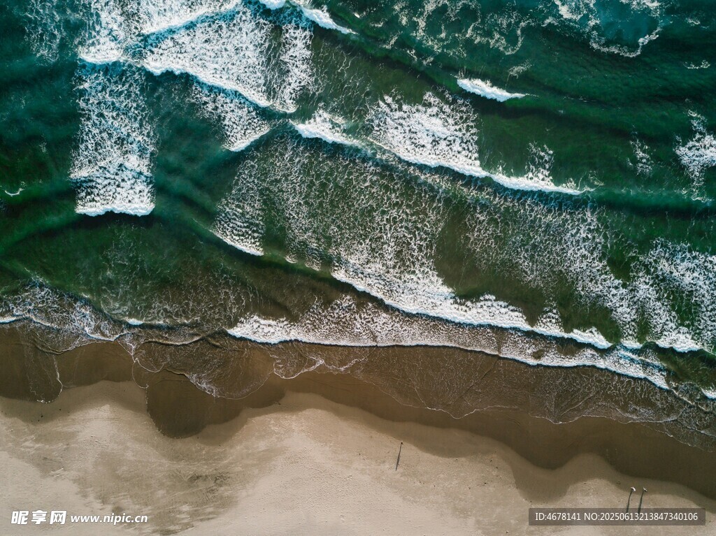 俯瞰海浪拍打沙灘美景
