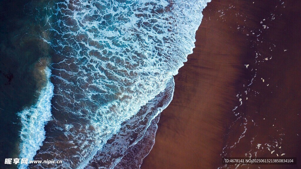 海浪拍岸的美麗沙灘景色