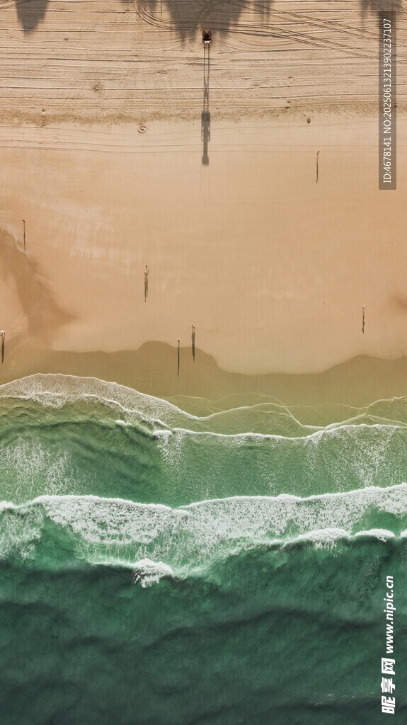 海浪拍岸的美麗海濱景象