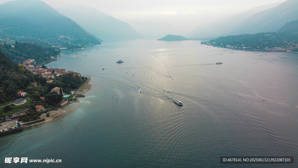 山水間的寧靜江面風光