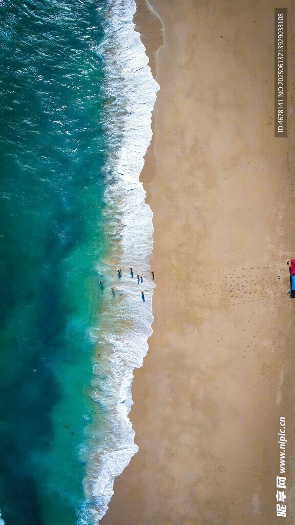 俯瞰沙灘與碧藍海浪