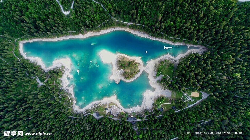空中俯瞰美麗藍湖景觀