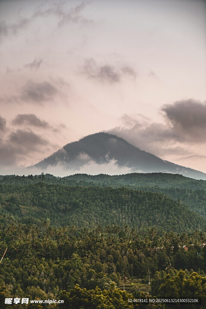 山林間的朦朧遠山美景