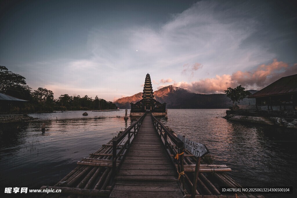 黃昏湖畔的木質棧橋美景