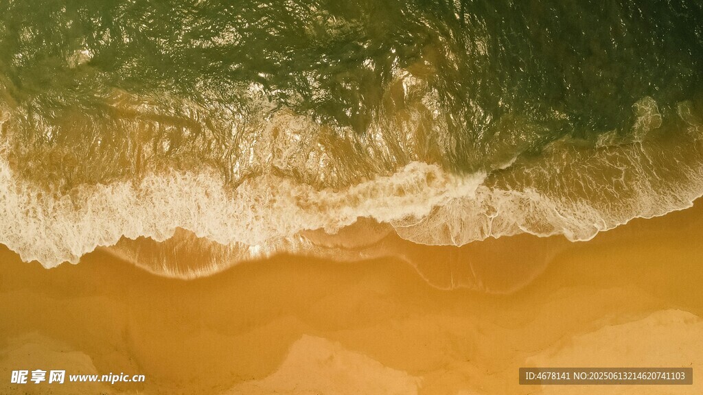金色沙灘上的海浪