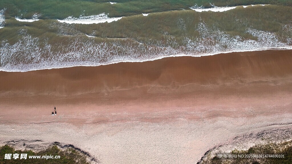 俯瞰美麗沙灘與海浪
