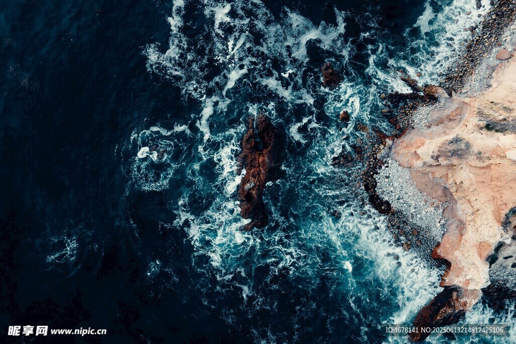 俯瞰海浪拍打沙灘