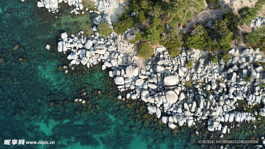 海岸邊的礁石與清澈海水