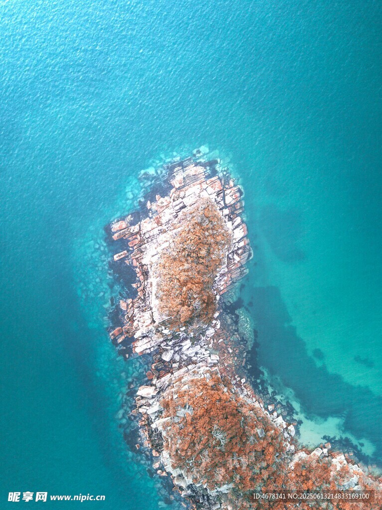 俯瞰海中礁石景觀