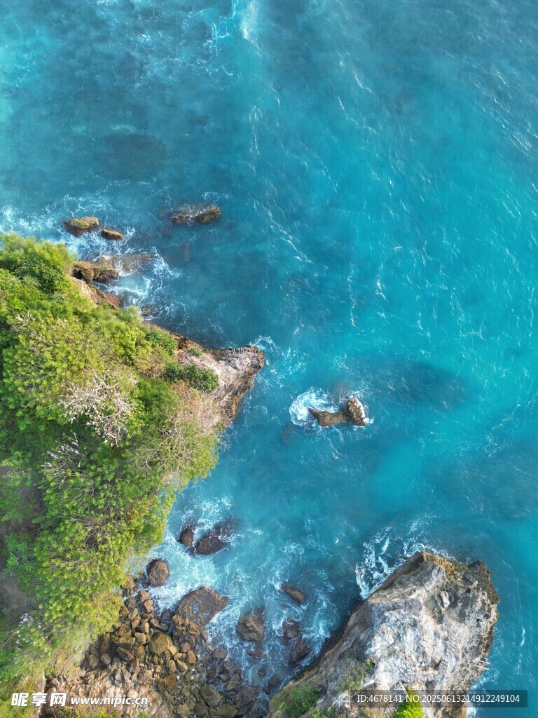 俯瞰碧海與岸邊礁石