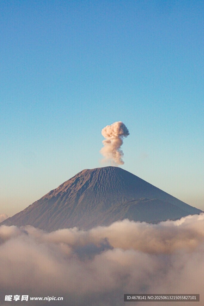 云海之上的巍峨火山