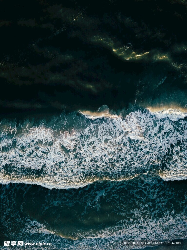 洶涌海浪展現(xiàn)海洋磅礴力量