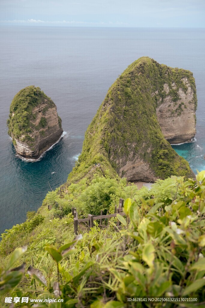 海島綠意盎然的壯麗景觀