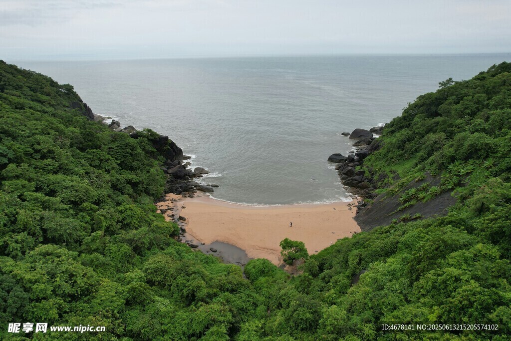 山海相依的翠綠海岸風光