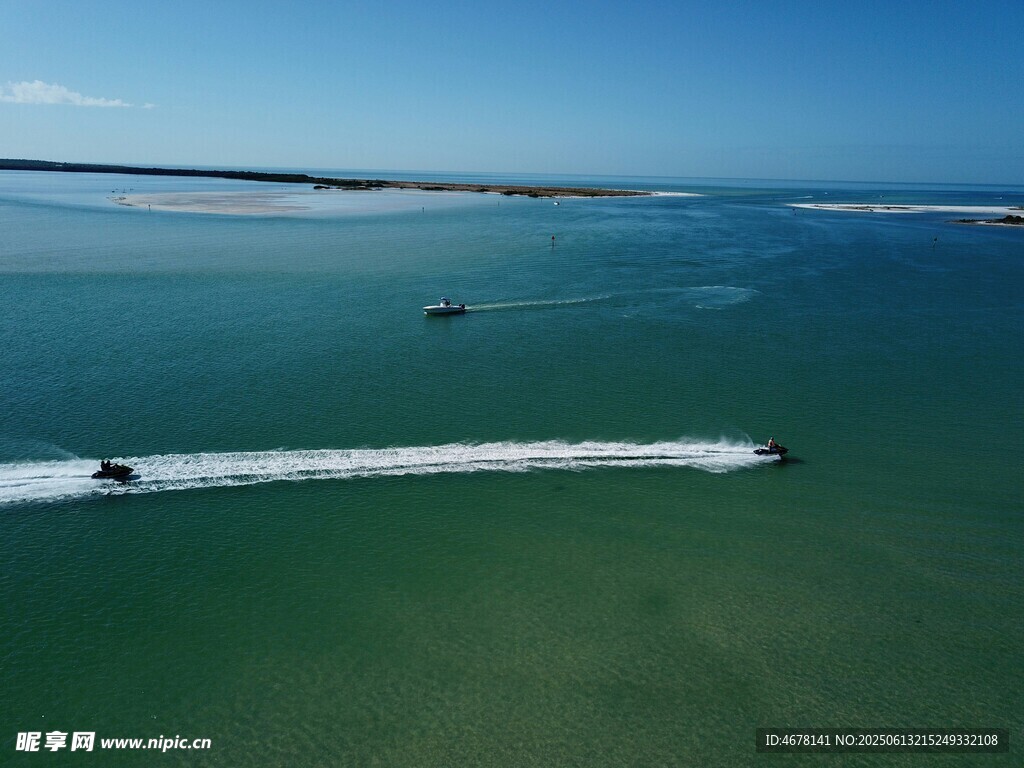 海上快艇飛馳美景
