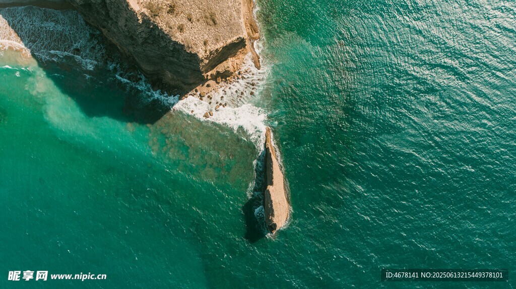 海上孤舟 碧海懸崖之景