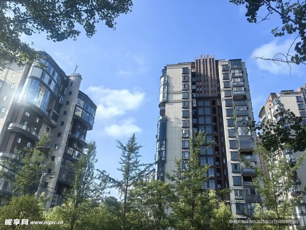 現(xiàn)代高層住宅與綠植景觀