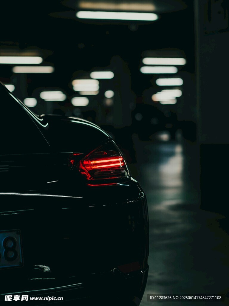 地下車庫中的黑色汽車尾燈