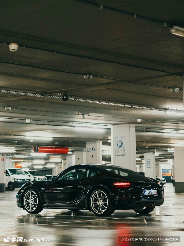 地下停車(chē)場(chǎng)中的黑色轎車(chē)