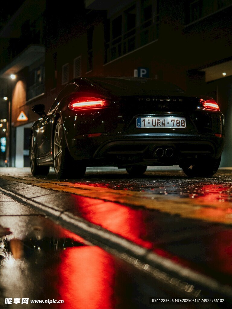 夜晚街頭的炫酷黑色轎車