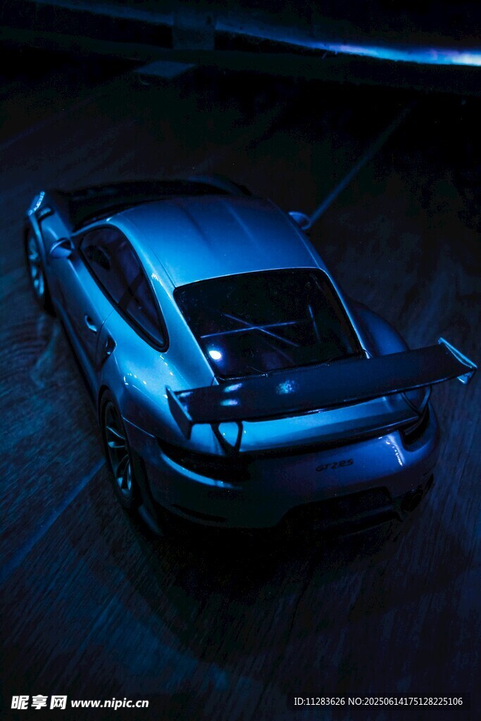 炫酷藍(lán)色跑車夜景特寫
