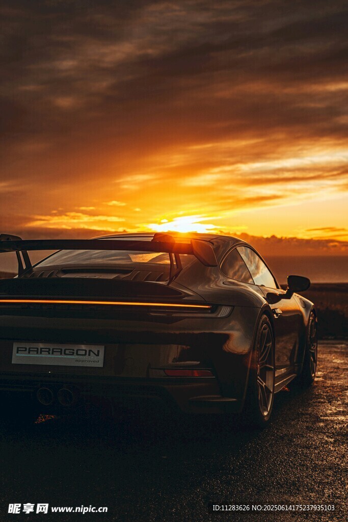 夕陽下的酷炫跑車