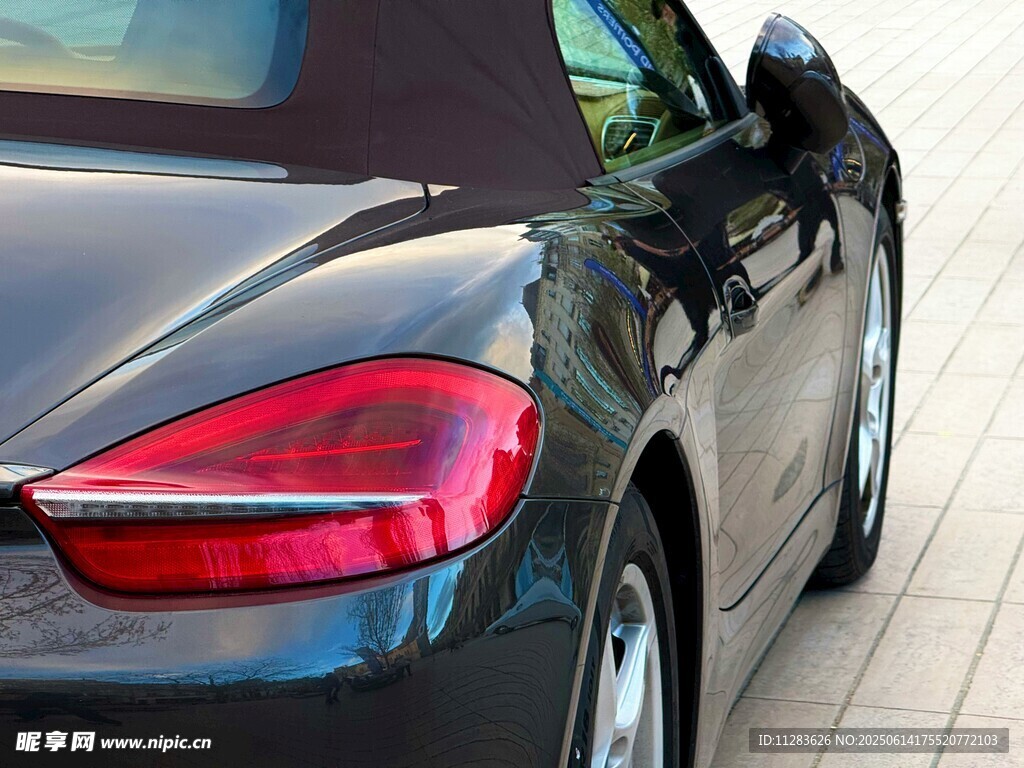 黑色敞篷跑車尾部特寫