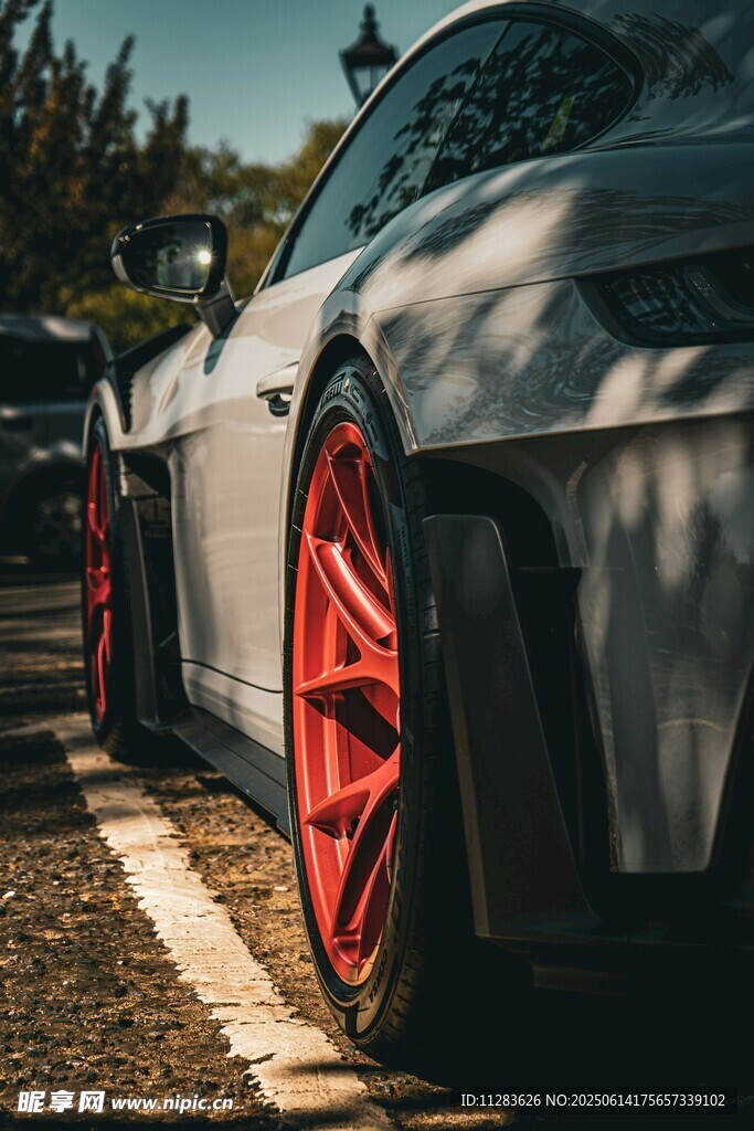 炫酷改裝車的紅色輪轂