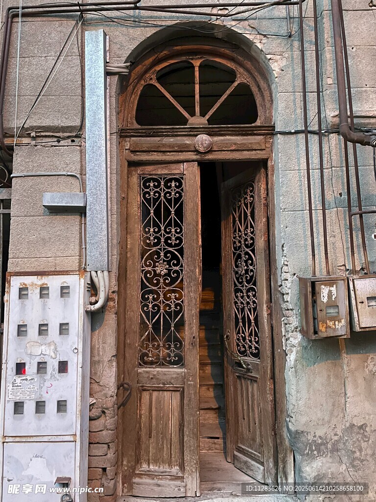 古樸雕花木門建筑一角