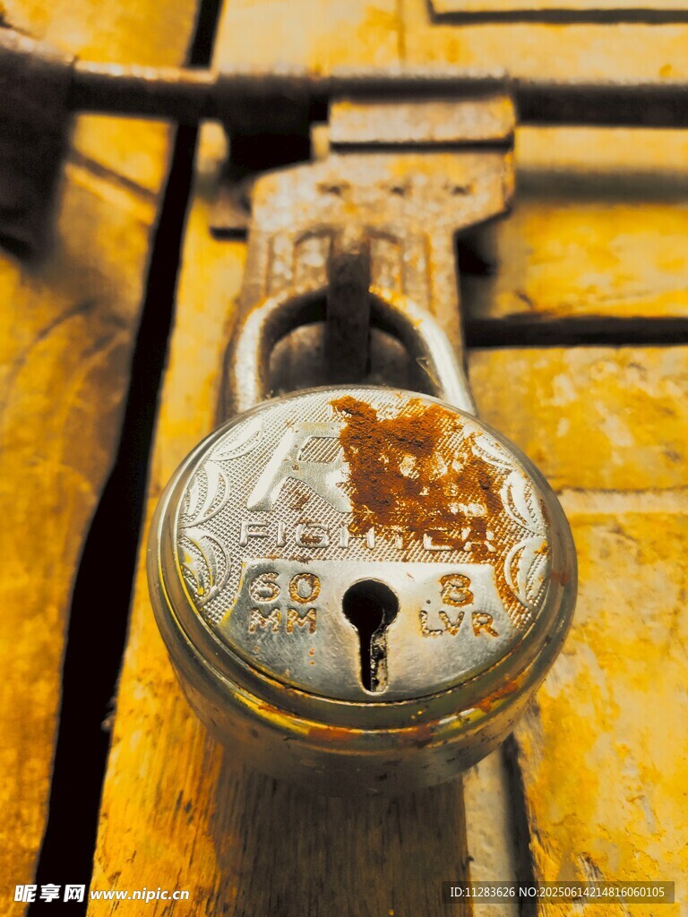 老舊生銹的掛鎖特寫