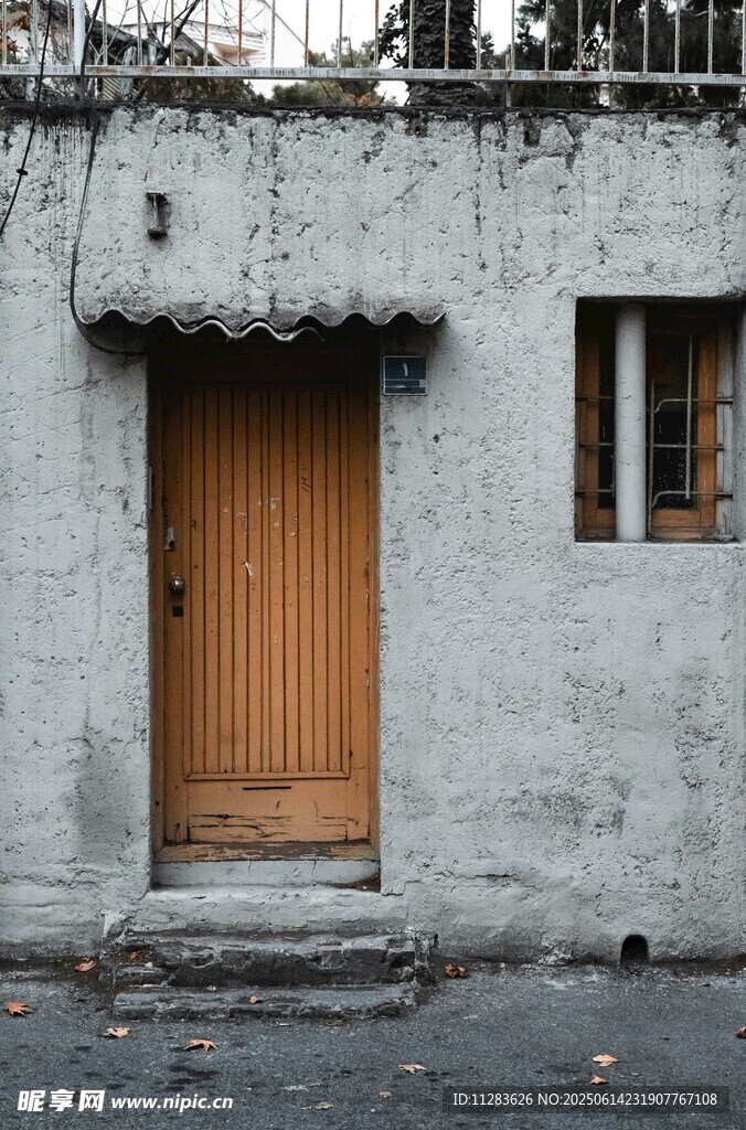 老舊建筑的木質門