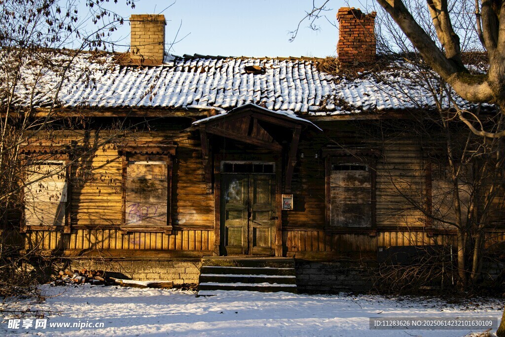 雪覆古樸小屋