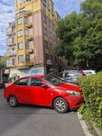 紅色轎車停于居民樓旁