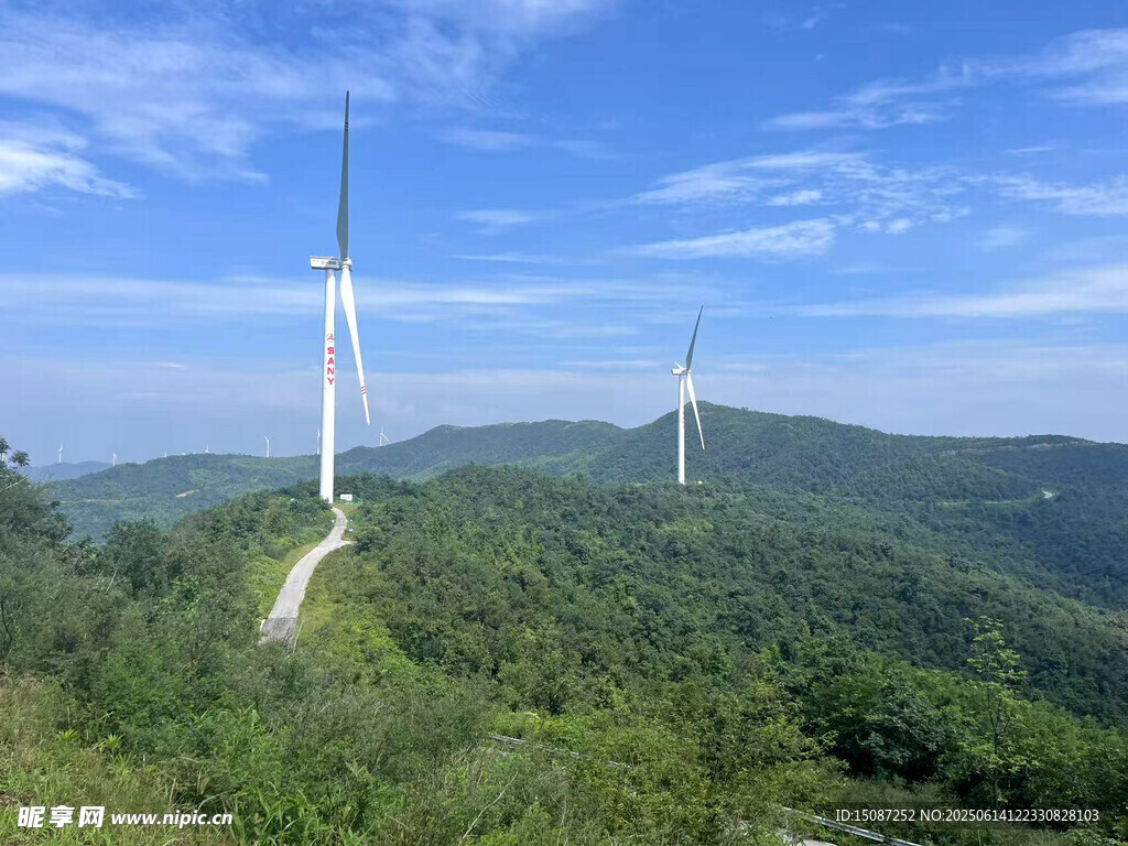 山間風(fēng)力發(fā)電機(jī)組景觀