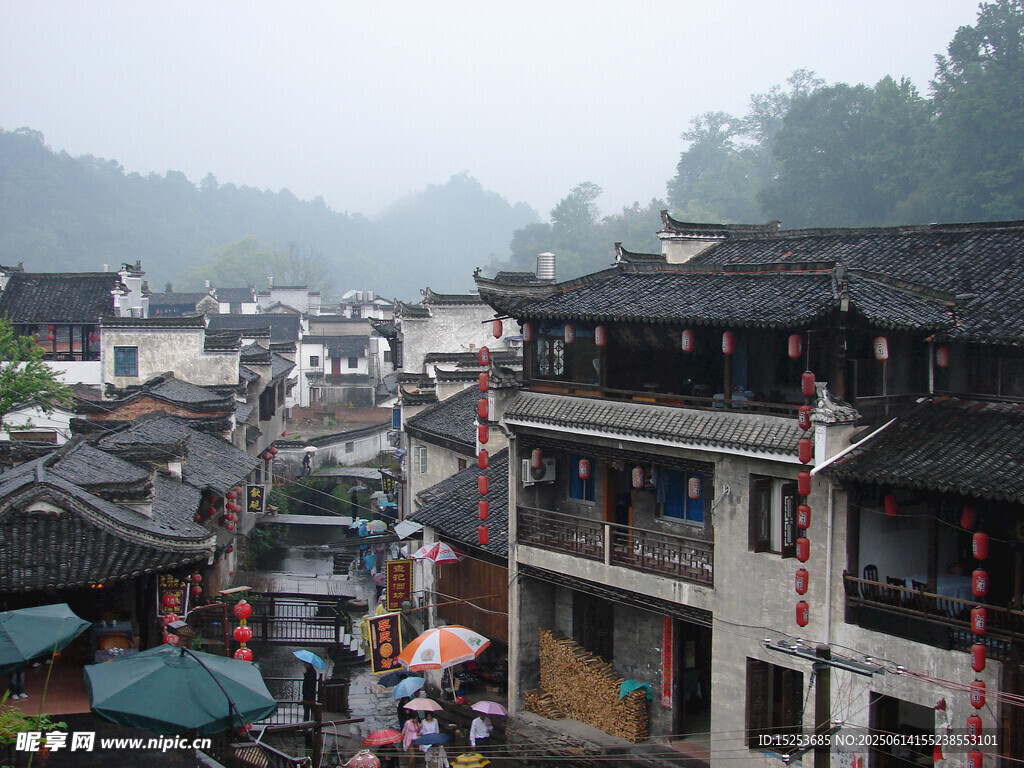 煙雨朦朧中的古樸村落