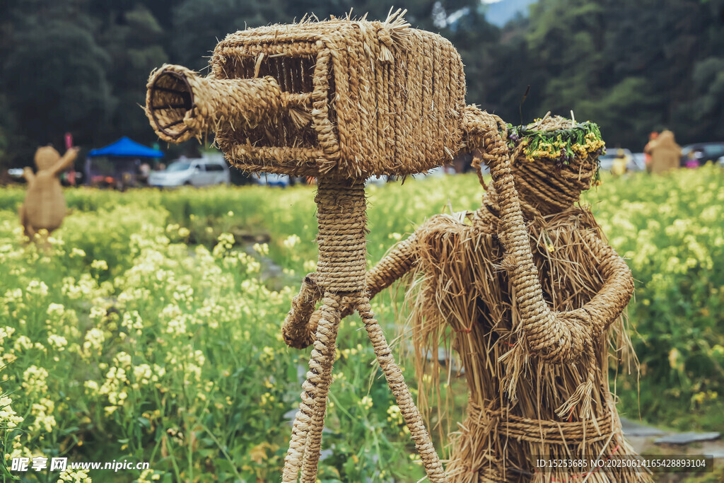 田野中的創(chuàng)意稻草人景觀