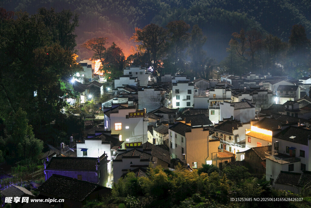 山村夜景燈火與山林相映
