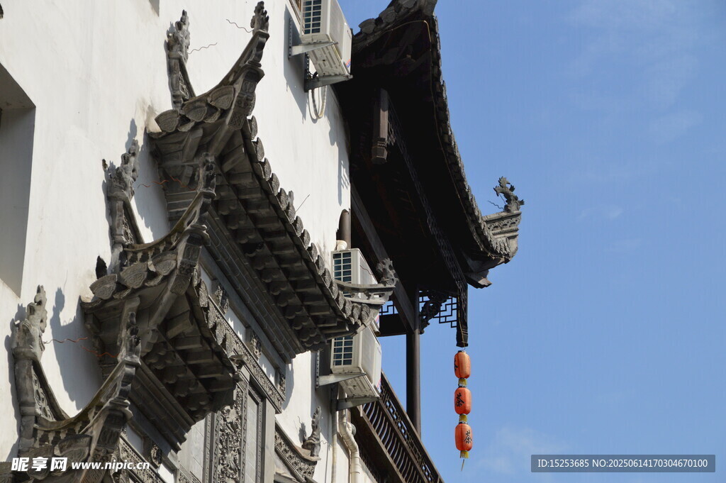 中式古建筑屋檐與紅燈籠
