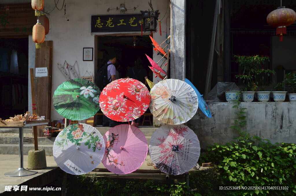 傳統(tǒng)彩傘裝點(diǎn)古樸建筑