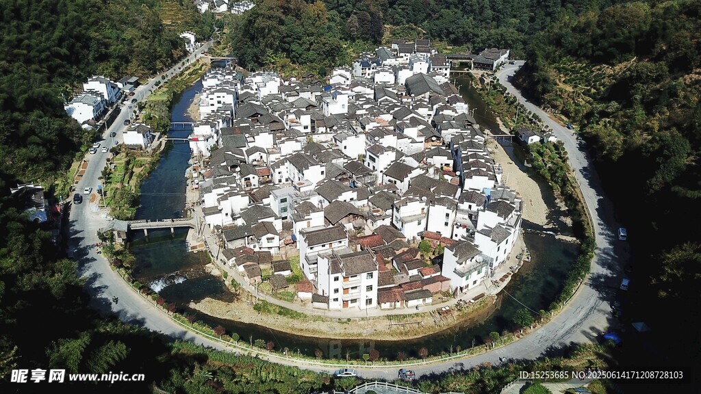 俯瞰山間村落景觀