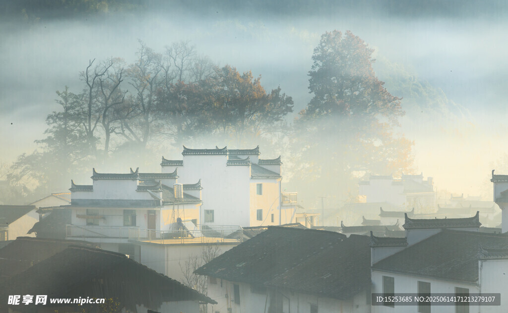 霧中徽派村落美景