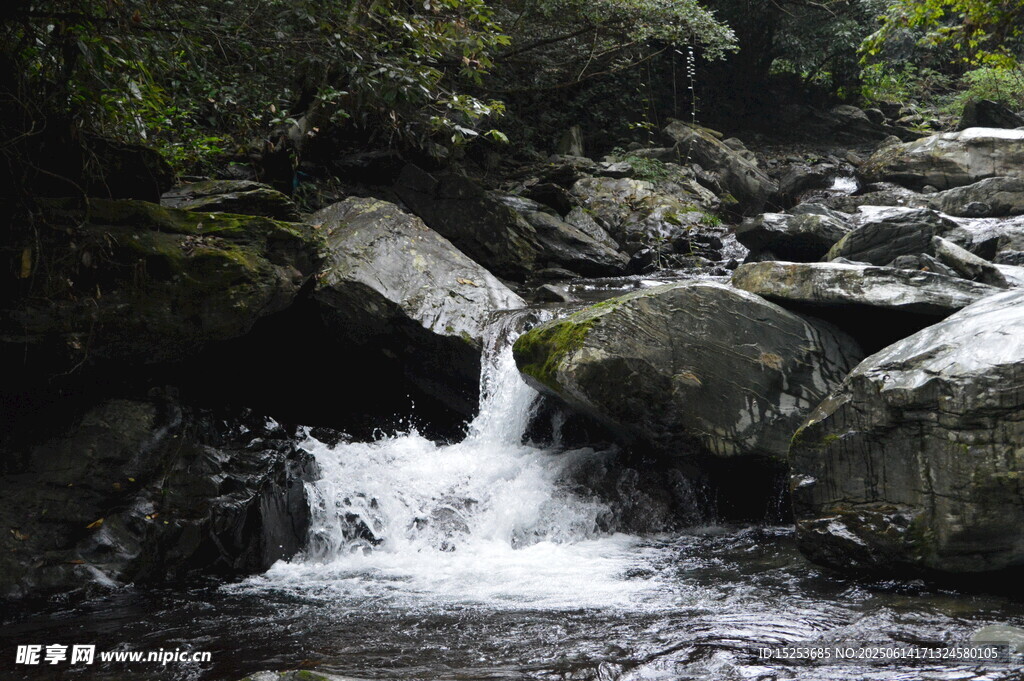 山間溪流潺潺石間美景
