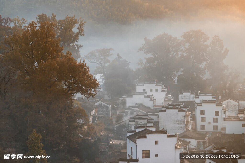 霧中徽派村落美景