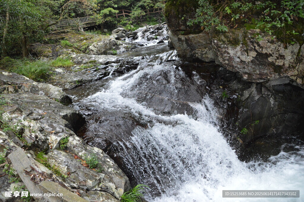 山間溪流瀑布自然美景