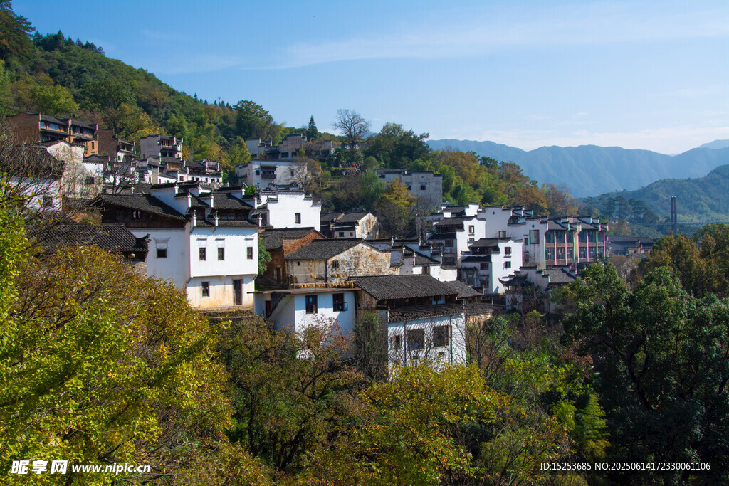 山村美景白墻黛瓦映青山