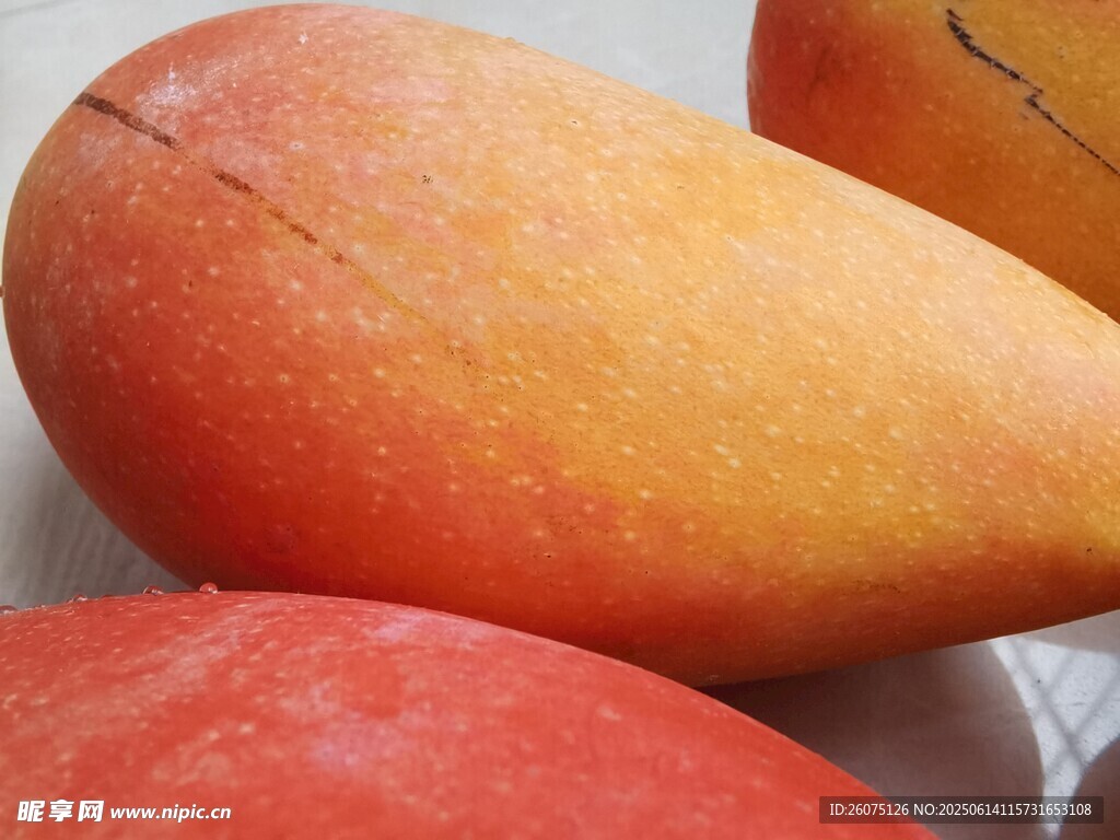 新鮮誘人的成熟芒果